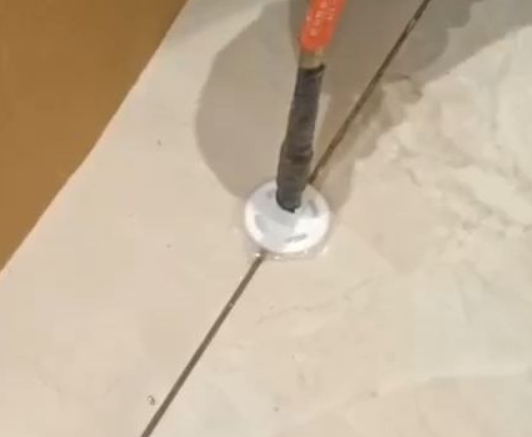 鄯善瓷砖空鼓维修公司专业解答瓷砖在铺贴过程中，如果没有涂抹均匀到位的粘结材料（如水泥砂浆或瓷砖胶），可能会导致以下问题