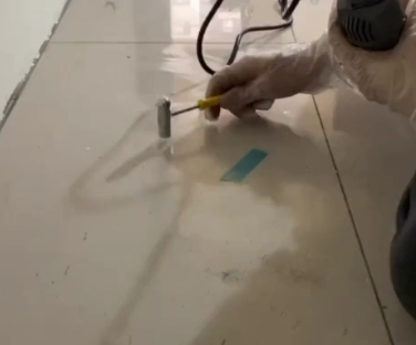 鄯善瓷砖开裂维修公司专业分享瓷砖在铺贴前如果没有沥干水分，将会导致以下问题
